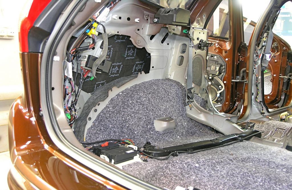 Шумоизоляция задней колёсной арки Comfort Mat Lock 4 и крыла Comfort Mat Felton