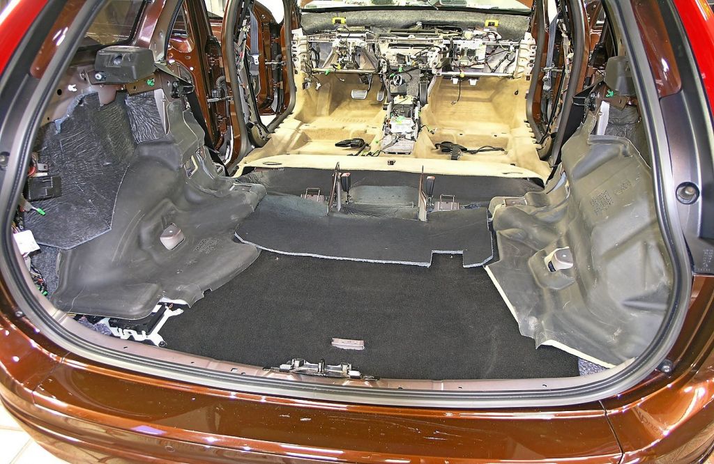 Проклейка ниши под запасное колесо автомобильным декоративным карпетом